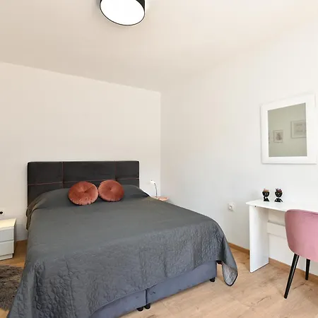 Apartment Riva 1825 *